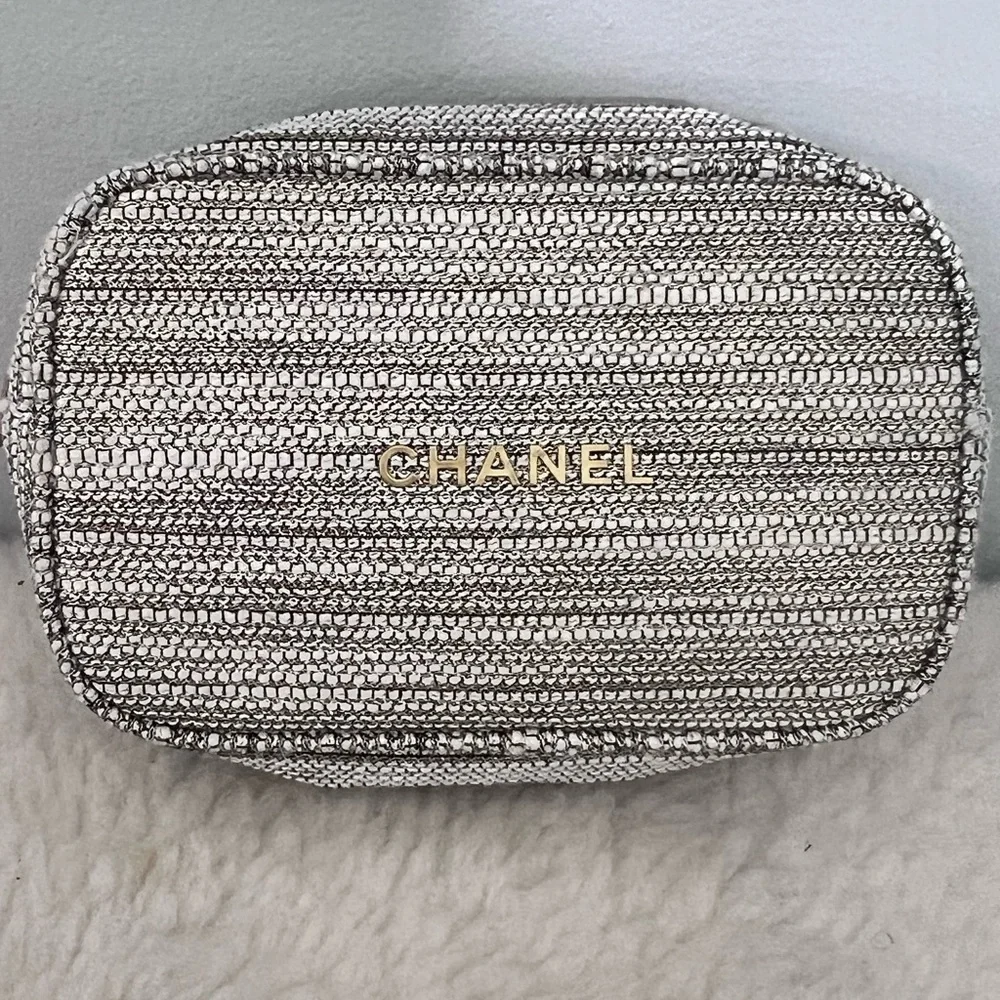 Chanel Black and White Cosmetic Bag with Textured Design - Picture 11 of 12